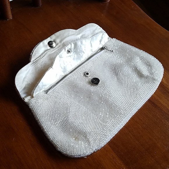 Vintage cream pearlescent beaded purse - Picture 3 of 8